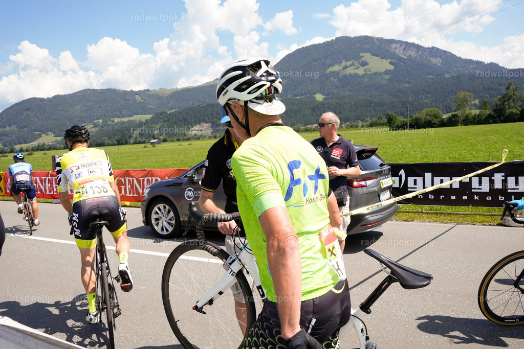 423_20230817_Bewerb_Maenner_Muehlanger | AUT - OESTERREICH, 2023-08-16: SPORT RENNRAD-FAHREN - 55. INTERNATIONALER RADWELTPOKAL IN ST. JOHANN IN TIROL  - Vintage-Radrennen mit WM-Bronze-Medaillen-Siegerin Christina Schweinberger, den Teilnehmer und Alexander Baumann (vom Orginastions-Team) - TAG 2 BEWERB MAENNER IN SECHS GRUPPEN  ; Foto: Roland Muehlanger