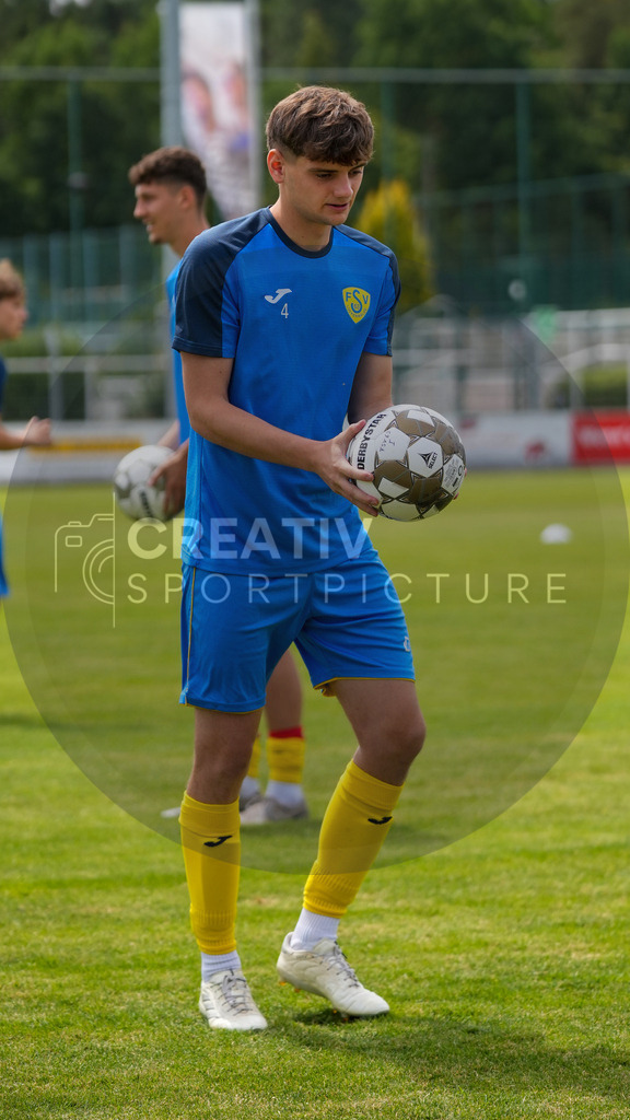 Fußball, Herren, Saison 2025/2026, 3. Luckenwalder Turmpokal, Werner-Seelenbinder-Stadion Luckenwalde, Spiel: FSV 63 Luckenwalde vs. F.C. Hansa Rostock U19,  | Fußball, Herren, Saison 2025/2026, 3. Luckenwalder Turmpokal, Werner-Seelenbinder-Stadion Luckenwalde, Spiel: FSV 63 Luckenwalde vs. F.C. Hansa Rostock U19,  Im Bild: Ole Schiebold (Luckenwalde) - Realisiert mit Pictrs.com
