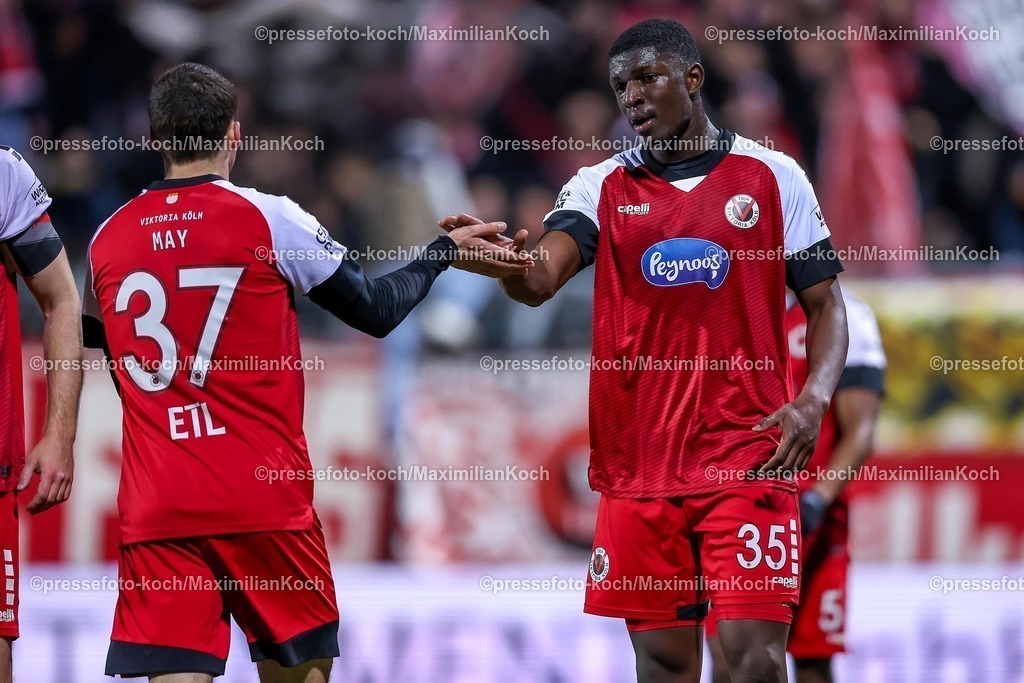 Koe12032501060 | 12.03.2025, Fußball, FC Viktoria Köln – Rot-Weiss Essen, 3.Liga, Sportpark Höhenberg, Saison 2024 2025: Niklas May (Viktoria Köln #37) klatscht sich mit Zoumana Keita (Viktoria Köln #35) abDFB regulations prohibit any use of photographs as image sequences and or quasi-video.
