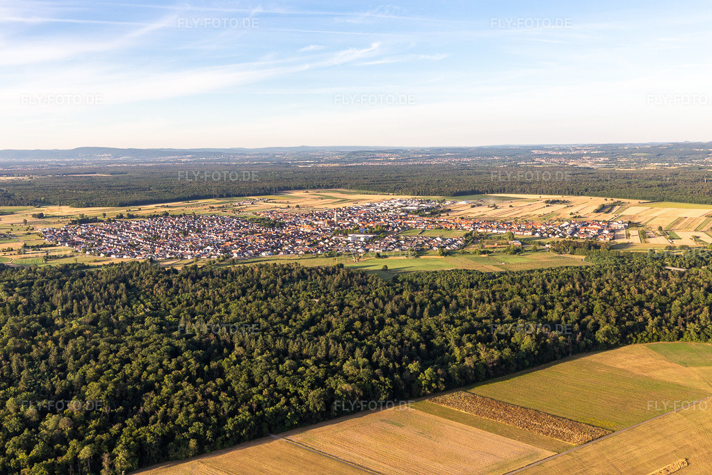 Luftbild:  in Hambrücken im Bundesland Baden-Württemberg in Deutschland. – Foto: IMG_133506.jpg vom 12.07.2022 durch Werner Riehm/FLY-FOTO.de – Auflösung des Originals: 5472 x 3648 px – Hambrücken