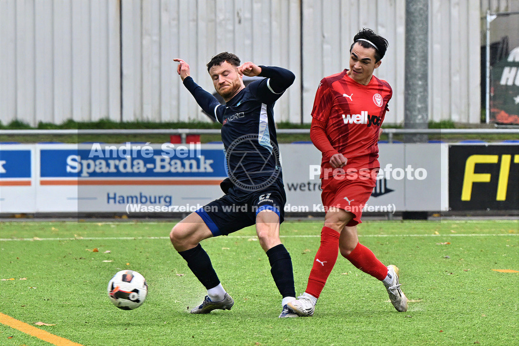 FC Kilia Kiel vs SC Rapid Lübeck | Tino Klein (Kilia #19) vs Mario Nagel (Rapid #27) / Fußball-Oberliga Männer 2026/2027 / FC Kilia Kiel vs SC Rapid Lübeck / Kilia Sportplatz / Kiel / 24.10.26 - Realisiert mit Pictrs.com