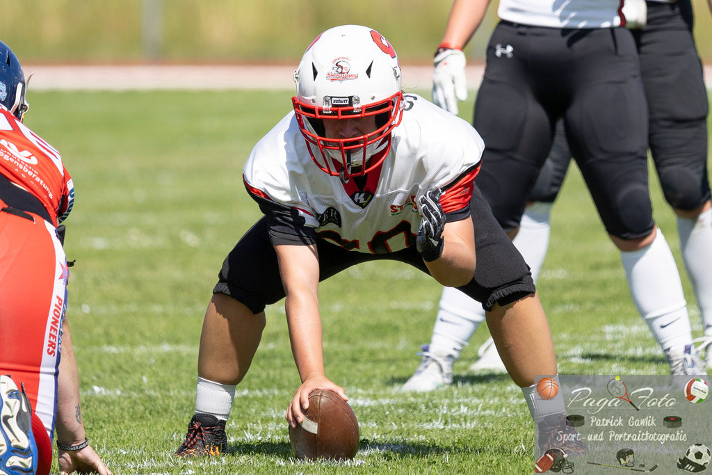 GFLW 1: German Football League Women 1: Rodgau Pioneers Ladies - Stuttgart Scorpions Sisters, 07.06.2026 | Franziska Gerbeth (Stuttgart Scorpions Sisters #60) be einem Snap, Rodgau Pioneers Ladies - Stuttgart Scorpions Sisters, Rodgau, Maingau-Energie-Stadion "Am Weichsee", 7.6.2026 - Realisiert mit Pictrs.com