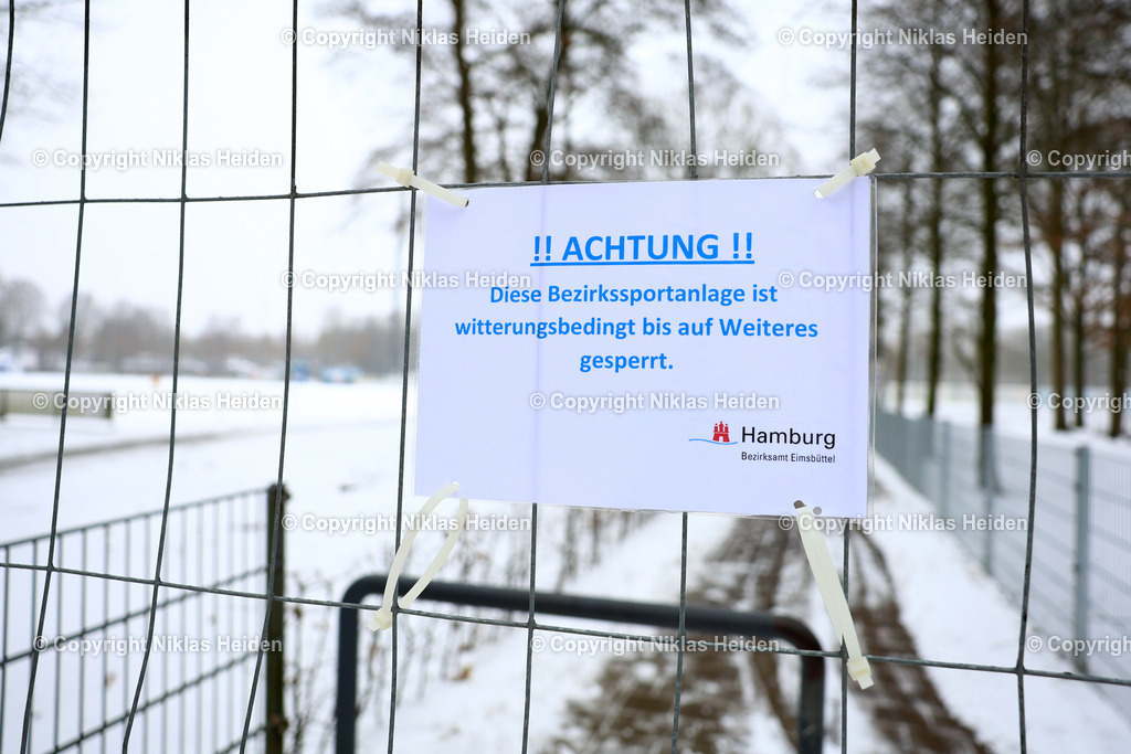 NH_Amateurfussball_Platzgesperrt_Hamburg_0602025 | Aufgrund von Schnee ist dieser Rasenplatz in Hamburg-Niendorf vollständig unbespielbar. Der Amateurfußball leidet unter Spielausfällen. News/Stock I Hamburg-Niendorf I Amateurfußball I Platz gesperrt I 06.02.2026