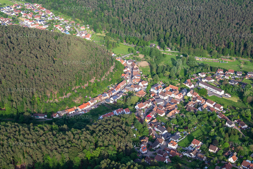 Luftbild: Ortsansicht von Nordosten in Spirkelbach im Bundesland Rheinland-Pfalz in Deutschland. Foto: IMG_140728.jpg vom 20.05.2024 durch Werner Riehm/FLY-FOTO.de