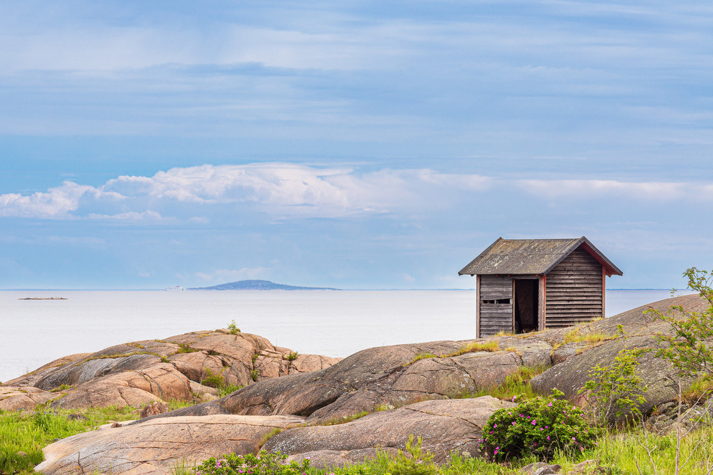 Ostseeküste mit Felsen und Holzhütte bei Oskashamn in Schweden | Ostseeküste mit Felsen und Holzhütte bei Oskashamn in Schweden.