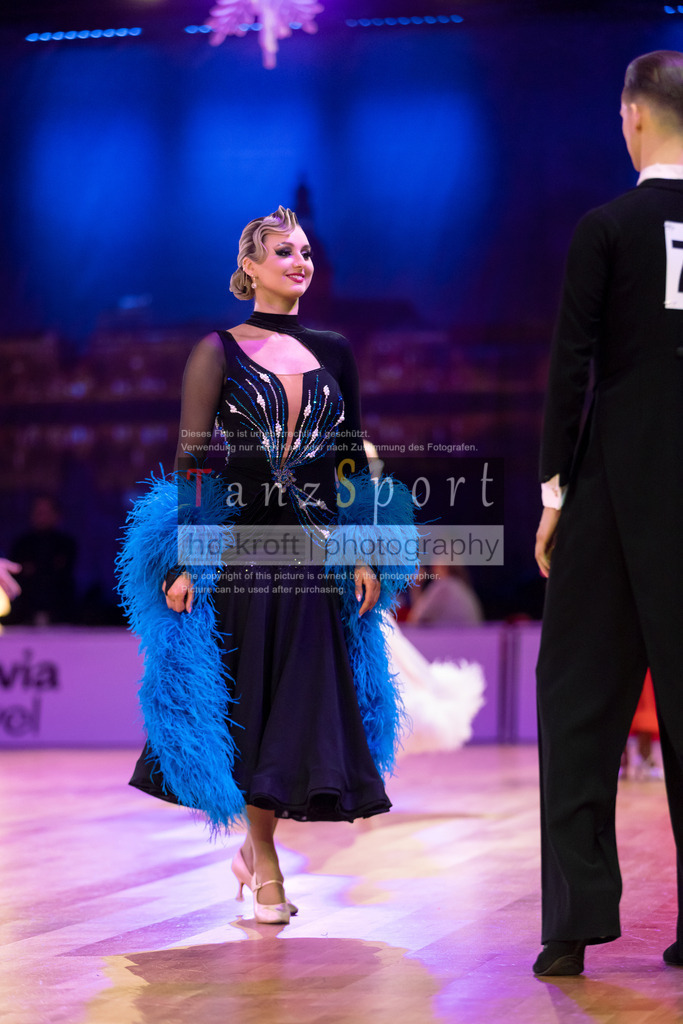 20241215_WDSF_Int_Open_Std-Riga-9105 | Tanzsportbilder, Standardtanz, Lateintanz, WDSF, DTV, LTVB, dancecomp, goc, hessen tanzt, blaues band der spree, walzer, tango, wiener walzer, slowfox, quickstepp, samba, rumba, cha-cha-cha, paso doble. jive, hd-kroft photography, turniertanzsport