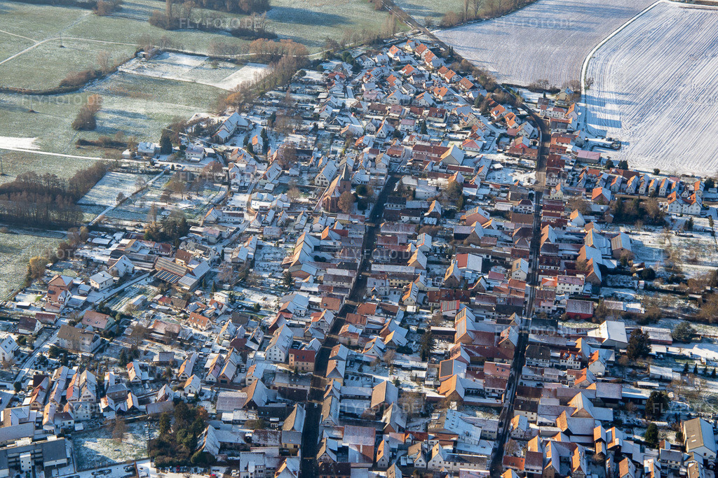 Hintergasse und Hauptstraße im Winter bei Schnee | Luftbild: Hintergasse und Hauptstraße im Winter bei Schnee in Rohrbach im Bundesland Rheinland-Pfalz in Deutschland. Foto: IMG_135589.jpg vom 16.12.2022 durch ©2025 Werner Riehm fly-foto.de/copyright - Realisiert mit Pictrs.com