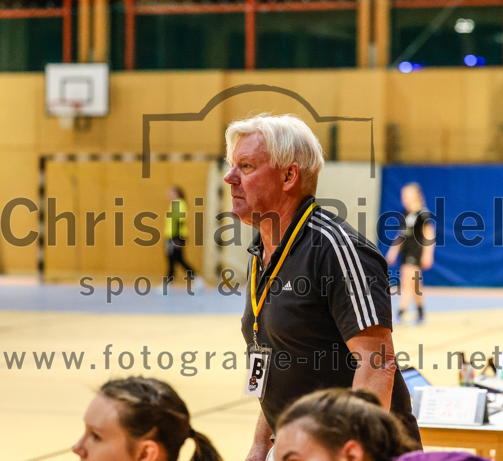 2024-02-10_079_SpVgg_Altenerding_gegen_SVA_Palzing | Erding, Deutschland, 10.02.2024:
Handball, Bezirksoberliga Frauen Altbayern 2023 / 2024, 14. Spieltag, SpVgg Altenerding gegen SVA Palzing, Endergebnis: 27:28

Trainer Lutz Augner (SpVgg Altenerding)

Foto: Christian Riedel / fotografie-riedel.net