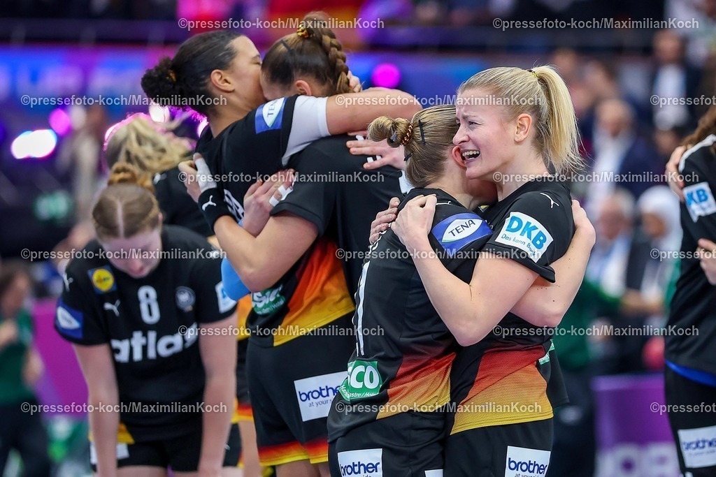 IHF09122502127 | 09.12.2025, Handball WM Frauen, Viertelfinale, Deutschland - Brasilien, 27th IHF Women's Handball World Championship, Westfalenhalle Dortmund: Freude nach dem Sieg und dem EInzug ins Halbfinale. Die Mannschaft feiert den Sieg unter Freudentränen zusammen auf dem Spielfeld und liegt sich glücklich in den Armen. Alexia Hauf (GER #31) umarmt Antje Doll (GER #29) glücklich neben Aimee von Pereira (GER #49) und Xenia Smits (GER #11) und Katharina Filter (GER #42) und Julia Maidhof (GER #27) 