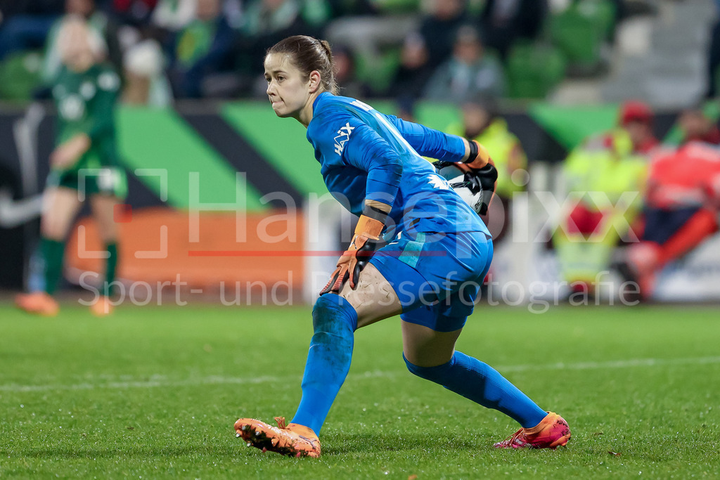 Fussball, DFB-Pokal Frauen, VfL Wolfsburg - SC Freiburg | Stina Johannes (Torhüterin, VfL Wolfsburg, 1) am Ball, Freisteller, Einzelbild, Ganzkörper, Aktion, Action, Spielszene, DIE DFB-RICHTLINIEN UNTERSAGEN JEGLICHE NUTZUNG VON FOTOS ALS SEQUENZBILDER UND/ODER VIDEOÄHNLICHE FOTOSTRECKEN. DFB REGULATIONS PROHIBIT ANY USE OF PHOTOGRAPHS AS IMAGE SEQUENCES AND/OR QUASI-VIDEO.