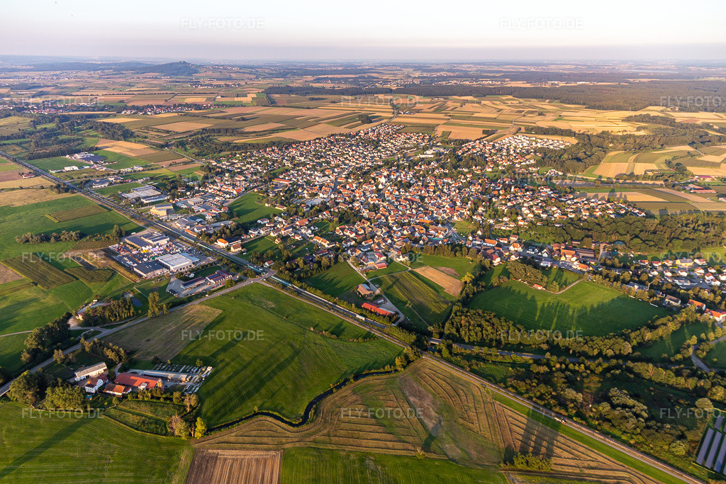 Luftbild: Ortsansicht der Straßen und Häuser der Wohngebiete in Ertingen im Bundesland Baden-Württemberg in Deutschland. Foto: IMG_129021.jpg vom 03.09.2021 durch Werner Riehm/FLY-FOTO.de