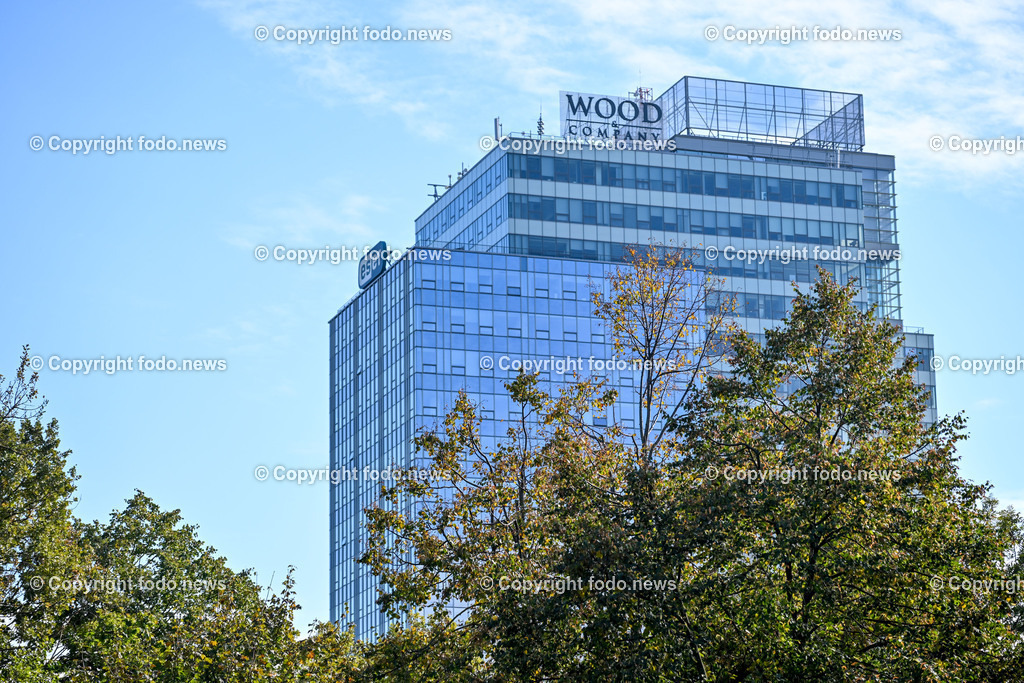 Slowakei_ Bratislavsky kraj_ Bratislava_ 08.10.2024-101 | 08.10.2024, Slowakei, SVK, Bratislavsky kraj, Bratislava, im Bild Bratislava, Stadtansichten, Gebauede, Sehenswurdigkeiten, Tourismus, Touristen, Cafe, Denkmal, Strasse, Donau, Bruecke, Schiff, Burg, Hrad, Ufo, Restaurant, Souvenier, Menschen, Bahnhof, Zug, Hauptstadt