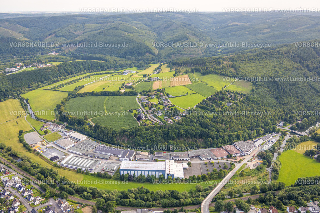 Meschede250806995 | Luftbild, Gewerbegebiet Im Langel am Waldrand, Naturschutzgebiet Auf'm Hahn Giesmecketal und Arnsberger Wald, Freienohl, Meschede, Sauerland, Nordrhein-Westfalen, Deutschland