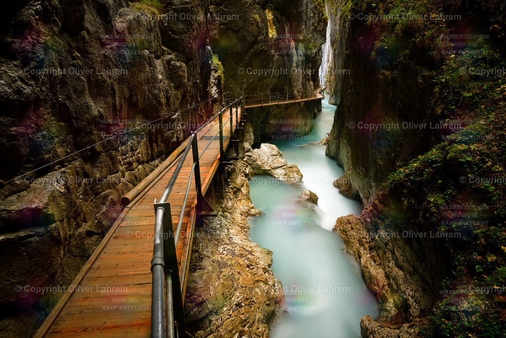 In der Leutatsch Klamm | Ein Holzsteg schlängelt sich an der steilen Felswand der Leutatsch Klamm Entlang und unterhalb fließt der Gebirgsbach Richtung Klammausgang.