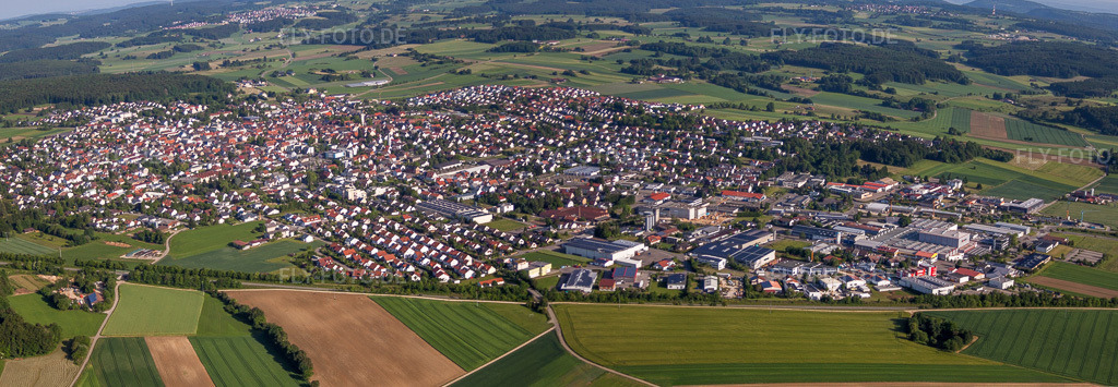Luftbild: Panorama Perspektive landwirtschaftlichen Feldern und Nutzflächen in Laichingen im Bundesland Baden-Württemberg in Deutschland. Foto: IMG_67304-Pano.jpg vom 08.06.2014 durch Werner Riehm/FLY-FOTO.deAuflösung des Originals: 8498 x 2949 px