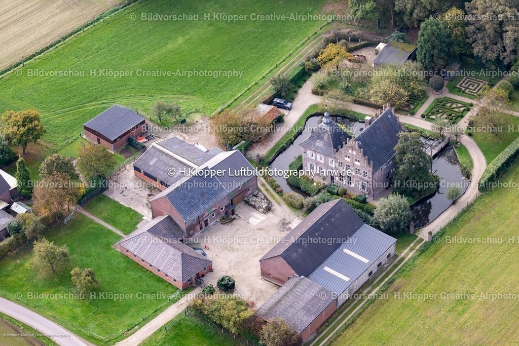 Luftbild Kempen-6688 | Luftbildfotografie Wassergraben mit Wasserschloß Schloss " Haus Steinfunder Schmalbroich " in Kempen im Bundesland Nordrhein-Westfalen, Deutschland - Realisiert mit Pictrs.com