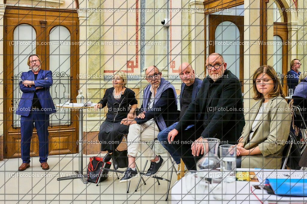 ALP6543_TdBerufsfotografie_Baden_Podiumsdiskussion KI | (C)FotoLois.com, Alois Spandl, Tage der NÖ Berufsfotografie in Baden, Posiumsdiskussion um die Künstliche Inteligenz in der Fotografie im Arnulf Rainer Museum Baden mit Gisela Kayser (Kuratorin und ehemalige künstlerische Leiterin und GF des Freundeskreis Willy-Brandt-Haus Berlin) Peter-Matthias Gaede (Journalist, ehem. Chefredakteur GEO), Michael Schnabl (Berufsfotograf in Graz, KI-Künstler), Christoph Künne (Docma), Michaela Habinger (Berufsfotografin NÖ), Michael Aurednik (Rechtsanwalt der NÖ Berufsfotografie), Christian Schörg (Landesinnungsmeister NÖ), Fr 6. Oktober 2023.