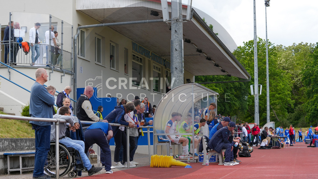 Fußball, Herren, Saison 2024/2025, Finaltag der Amateure 2025, Landespokal Brandenburg, Finale, VfB 1921 Krieschow vs. RSV Eintracht 1949, Samstag 24.05.2025, Volksparkstadion Neuruppin, | Fußball, Herren, Saison 2024/2025, Finaltag der Amateure 2025, Landespokal Brandenburg, Finale, VfB 1921 Krieschow vs. RSV Eintracht 1949, Samstag 24.05.2025, Volksparkstadion Neuruppin, Im Bild: Tribüne des Volksparkstadion Neuruppin - Realisiert mit Pictrs.com