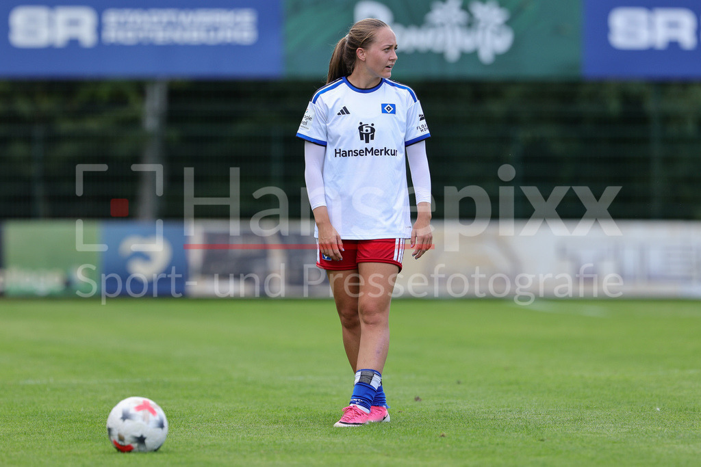 Fussball, Testspiel Frauen, SV Werder Bremen - Hamburger SV | Camilla Linberg (Hamburger SV, HSV, 7) am Ball, Freisteller, Einzelbild, Ganzkörper, Aktion, Action, Spielszene