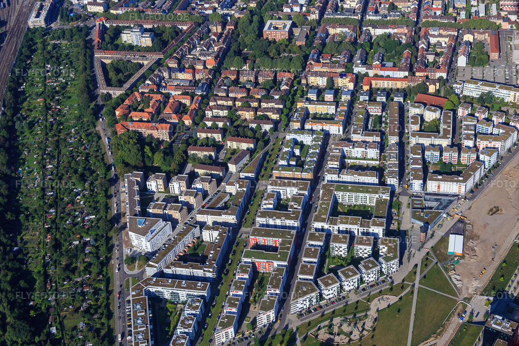 Luftbild: Wohnbebauhung um die Rahel-Straus-Straße zwischen Citypark und Stuttgarter Straße im Ortsteil Südstadt in Karlsruhe im Bundesland Baden-Württemberg in Deutschland. Foto: IMG_093035.jpg vom 13.08.2016 durch Werner Riehm/FLY-FOTO.de