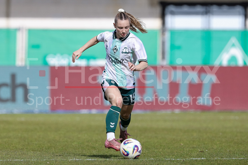 Fussball, Google Pixel Frauen-Bundesliga, SV Werder Bremen - SGS Essen | Michelle Weiß (SV Werder Bremen, 15) am Ball, Freisteller, Einzelbild, Ganzkörper, Aktion, Action, Spielszene, DIE DFB-RICHTLINIEN UNTERSAGEN JEGLICHE NUTZUNG VON FOTOS ALS SEQUENZBILDER UND/ODER VIDEOÄHNLICHE FOTOSTRECKEN. DFB REGULATIONS PROHIBIT ANY USE OF PHOTOGRAPHS AS IMAGE SEQUENCES AND/OR QUASI-VIDEO.