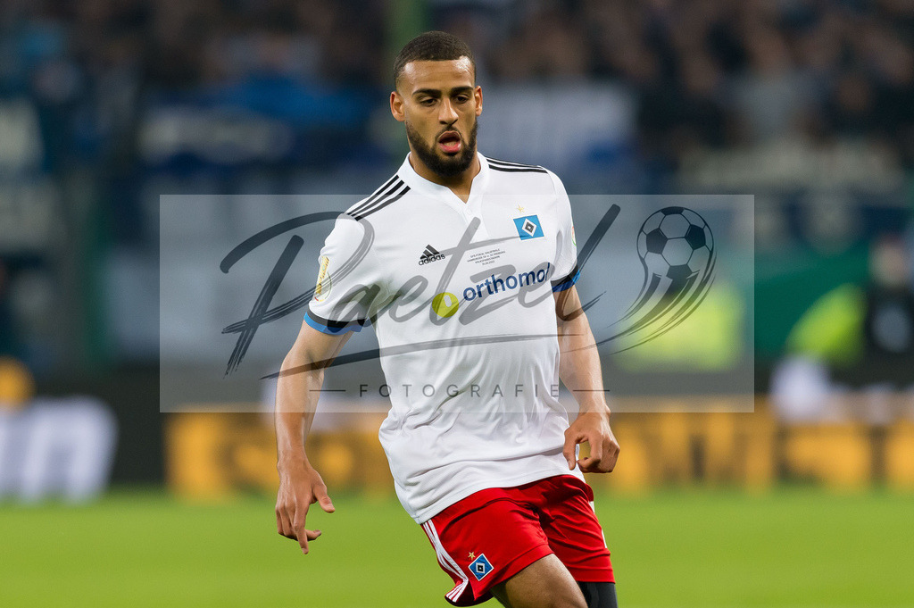 HSVSCF20220419_293 | Fussball, Herren: Josha Vagnoman (Hamburger SV) schaut beim DFB-Pokal-Halbfinalspiel zwischen Hamburger SV und SC Freiburg im Volksparkstadion am 19.04.2022 in Hamburg, Deutschland.DFB / DFL REGULATIONS PROHIBIT ANY USE OF PHOTOGRAPHS AS IMAGE SEQUENCES AND/OR QUASI-VIDEO. - Realisiert mit Pictrs.com