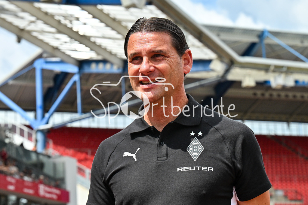 1. FC Nürnberg - Borussia Mönchengladbach | im Bild Gerardo SEOANE Trainer Borussia Moenchengladbach vor der Partie in Nuernberg / Testspiel: 1. FC Nuernberg - Borussia Mönchengladbach, Max-Morlock Stadion am 26.07.2025 / DFL REGULATIONS PROHIBIT ANY USE OF PHOTOGRAPHS AS IMAGE SEQUENCES AND/OR QUASI-VIDEO