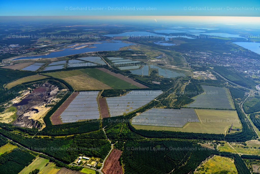 3637086 | SEDLITZ 25.08.2016 Paneel- Reihen eines Solarkraftwerkes und Photovoltaik- Anlage auf einem  Feld in Sedlitz im Bundesland Brandenburg, Deutschland // Rows of panels of a solar power plant and photovoltaic system on a  field in Sedlitz in the state Brandenburg, Germany Foto: Gerhard Launer
