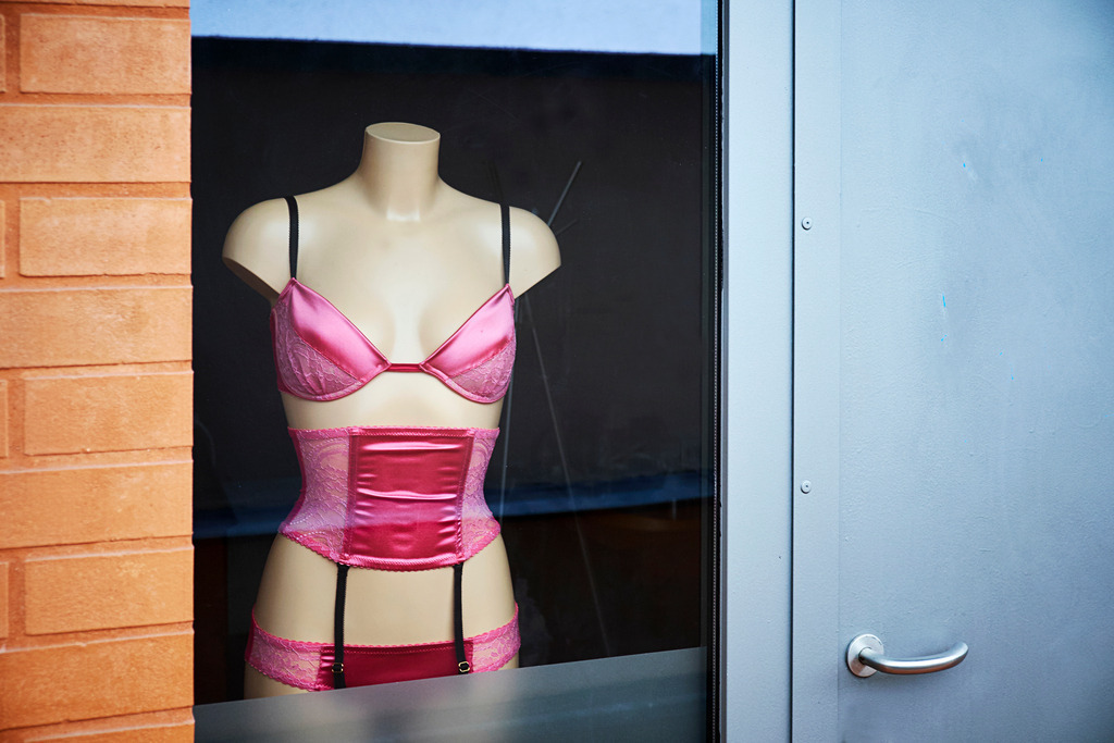 Rote Unterwaesche im Schaufenster | Wien, Austria - March 18, 2016: Rote Unterwaesche im Schaufenster. - Realisiert mit Pictrs.com