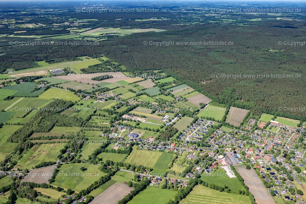 Hartenholm_ELS_8007030622 | HARTENHOLM 03.06.2022 Ortsansicht der Straßen und Häuser der Wohngebiete in Hartenholm im Bundesland Schleswig-Holstein, Deutschland. // Town View of the streets and houses of the residential areas in Hartenholm in the state Schleswig-Holstein, Germany. Foto: Martin Elsen