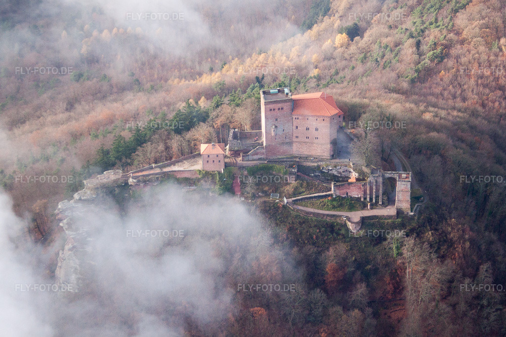 Luftbild: Vom Wald umgebende Burganlage der Reichsburg Trifels im Nebel in Annweiler am Trifels im Bundesland Rheinland-Pfalz in Deutschland. Foto: IMG_61189.jpg vom 30.11.2013 durch Werner Riehm/FLY-FOTO.de