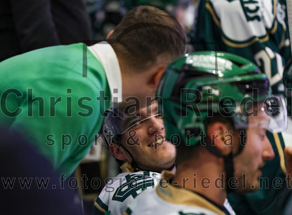2025-09-12_038_TSV_Erding_gegen_EV_Landshut | Erding, Deutschland, 12.09.2025:Eishockey, Oberliga Süd 2025 / 2026, Testspiel, TSV Erding gegen EV Landshut, Endergebnis: 4:6Co-Trainer Maximilian Helling (Erding Gladiators), Paul Pfenninger (Erding Gladiators, #58)Foto: Christian Riedel / fotografie-riedel.net
