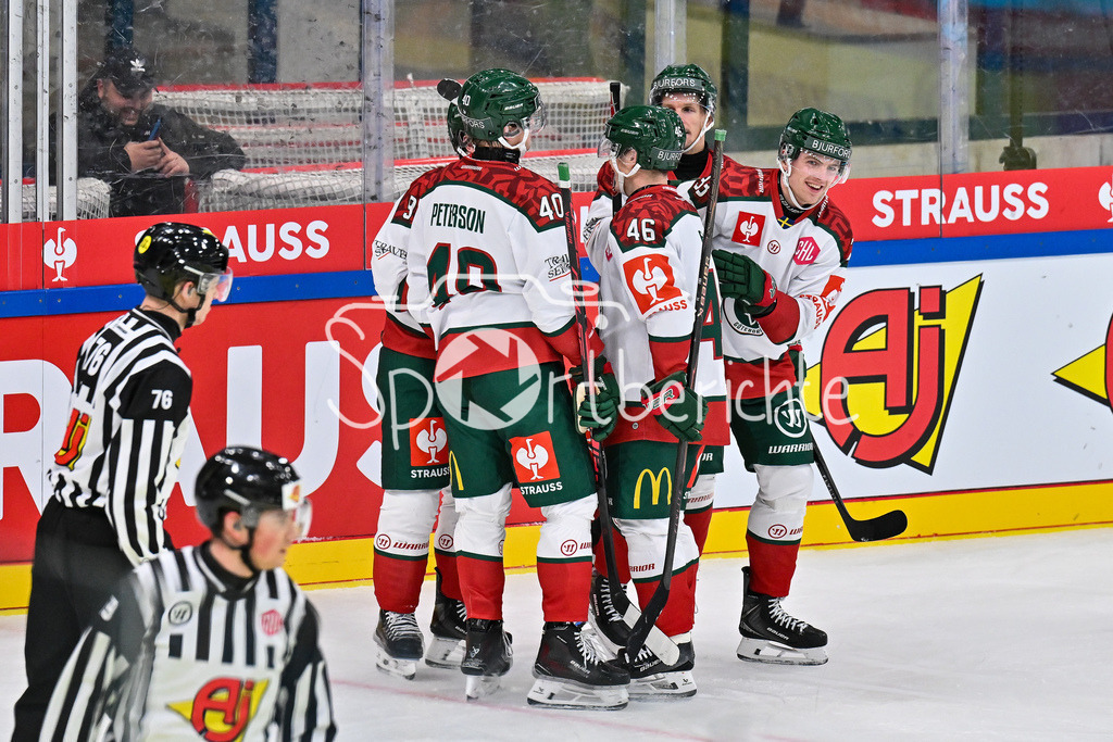 ERC Ingolstadt - Frölunda HC | INGOLSTADT, GERMANY - 02. DECEMBER: Jubel der Schweden nach dem Treffer zum 1-3 durch Linus HÖGBERG (Frölunda Gothenburg 33) / Tor / Torschuetze / Freude / Happy beim Match zwischen dem ERC Ingolstadt und Frölunda HC beim Hinspiel im Viertelfinale der Champions Hockey League in der Saturn Arena