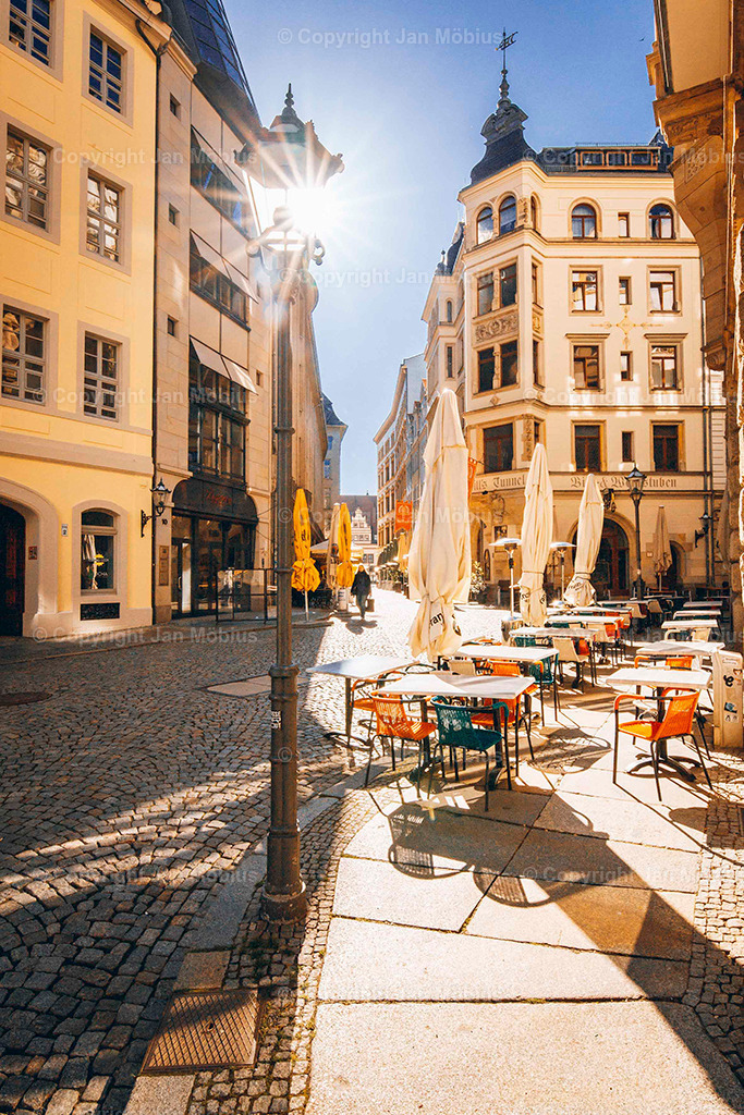 Barfußgäßchen | Das Barfußgäßchen ist eine der charmantesten Ecken Leipzigs – verwinkelte Gassen, historisches Flair, pulsierendes Leben. Als Fotograf fange ich diese besondere Atmosphäre in authentischen Momentaufnahmen ein. - Realisiert mit Pictrs.com