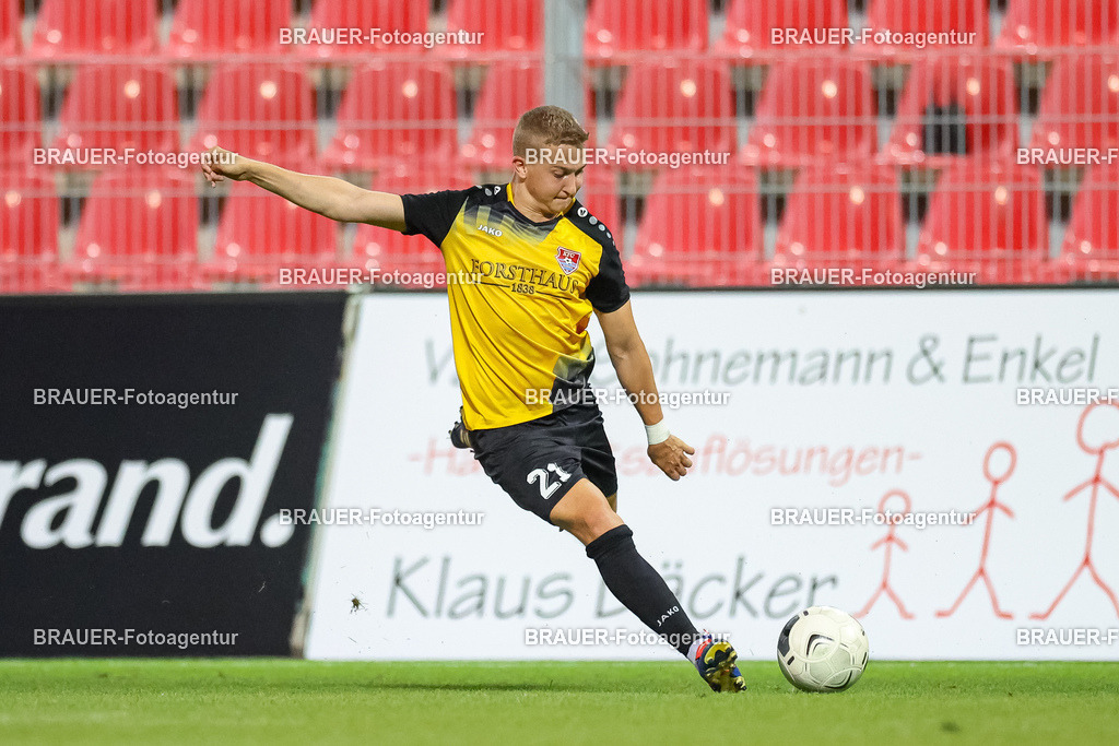 SB_KFCBAU_20250815_5661.JPG -  - KFC Uerdingen - SF Baumberg - Oberliga Niederrhein | Krefeld, Deutschland, 15.08.25: Jan Bachmann (KFC Uerdingen) in Aktion, am Ball, Einzelaktion während des Oberliga Niederrhein Spiels zwischen KFC Uerdingen - SF Baumberg in der Grotenburg Stadion am 15. August 2025 in Krefeld, Deutschland. (Foto von Stefan Brauer/Brauer-Fotoagentur)