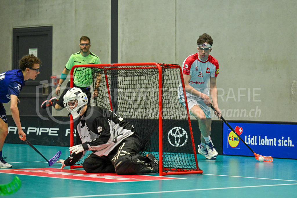 Switzerland U19 vs Finland U19 - 3. February 2024 | Switzerland U19 vs Finland U19
U19 Men International Matches in Switzerland
GoEasy Arena, Siggenthal Station
Finland goalkeeper #35 Jonni Ohvo and Switzerland forward #26 Janis Reusser.
Credit: Markus Aeschimann | <a href="https://www.markus-aeschimann.ch">Sportfotografie Markus Aeschimann</a> | <a href="https://www.instagram.com/sportfotografie.aeschimann">@sportfotografie.aeschimann</a> - Realisiert mit Pictrs.com