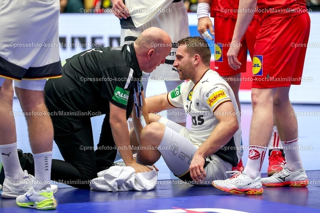 EHF15012602097 | 15.01.2026, Handball, Men's EHF EURO 2026, Deutschland - Östereich, Jyske Bank Boxen in Herning, Dänemark, Preliminary Round:  Lukas Mertens (Germany #36) sitzt mit Schmerzen auf dem Spielfeld 