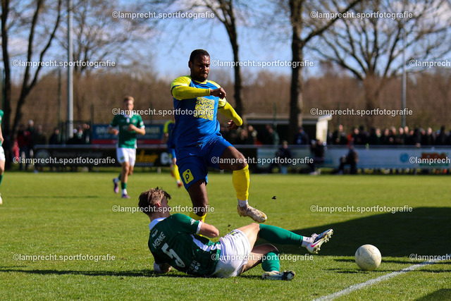 Fußball I Herren I Saison 2025-2026 I SHFV-Lotto-Pokal I Halbfinale I SV Todesfelde - VfB Lübeck 100 | v.l Luca Menke (5, VfB Lübeck), Noah Awuku (28, SV Todesfelde) - Realisiert mit Pictrs.com