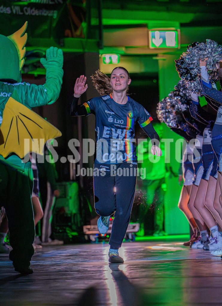 Handball I Frauen I Saison 2025-2026 I 1. HBF I 15. Spieltag I VFL Oldenburg - SV Union Halle-Neustadt 0016 | Alexandra Humpert (31, VfL Oldenburg) - Realisiert mit Pictrs.com