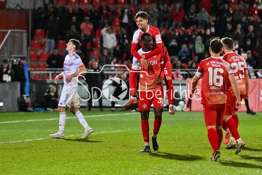 FC Würzburger Kickers - FC Bayern Amateure | WÜRZBURG, DEUTSCHLAND - 10. APRIL: grenzenloser Jubel der Kickers nach dem 2-1 Siegtreffer in der Nachspielzeit durch Tarsis BONGA (Würzburger Kickers 30) / Tor / Torschuetze / Freude / Happy während dem Match zwischen dem FC Würzburger Kickers und den Amateuren des FC Bayern München am 28. Spieltag der Regionalliga Bayern in der AKON Arena
