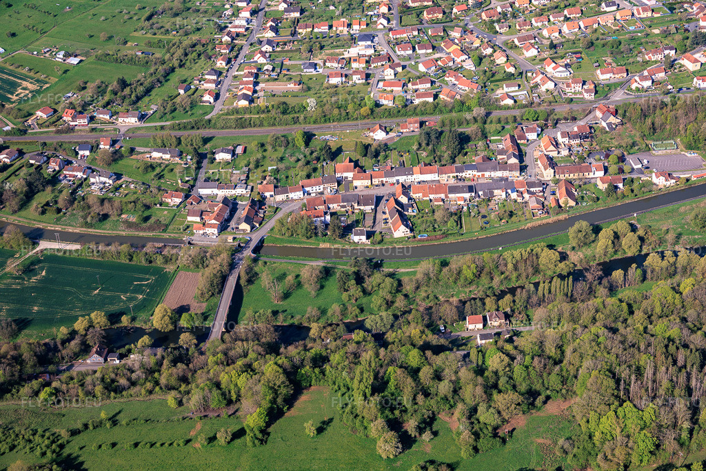 Vue aérienne: Écluse du canal de la Sarre Écluse n°23 de Zetting à Zetting dans le département Moselle, France.Photo: IMG_154589.jpg prise le 18/04/2026 par Werner Riehm/FLY-FOTO.euRésolution de l'original: 6000 x 4000 px