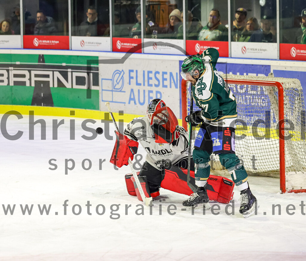 2026-01-30_098_TSV_Erding_gegen_EHF_Passau_Black_Hawks | Erding, Deutschland, 30.01.2026:Eishockey, Oberliga Süd 2025 / 2026, 42. Spieltag, TSV Erding gegen EHF Passau Black Hawks, Endergebnis: 2:6Torwart Janik Engler (EHF Passau Black Hawks, #30), Philipp Michl (Erding Gladiators, #77)Foto: Christian Riedel / fotografie-riedel.net