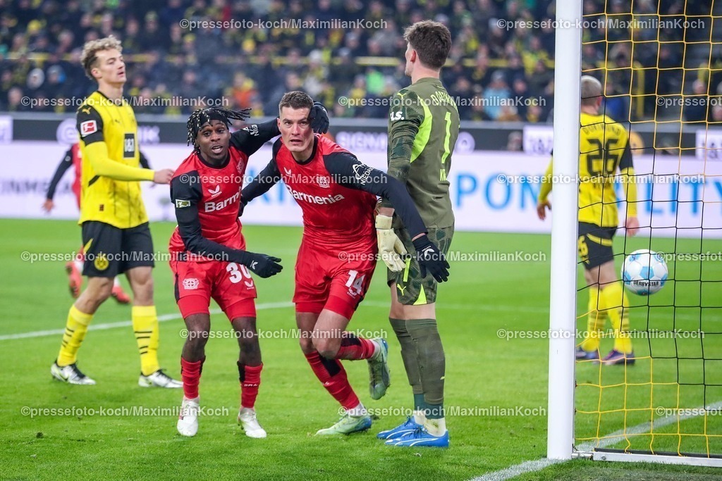 BVB10012501039 | 10.01.2025, Fußball, Borussia Dortmund - Bayer 04 Leverkusen, 1. Fußball Bundesliga, 16. Spieltag, Signal Iduna Park, Saison 2024 2025: Torjubel nach dem Treffer zum 2:0 durch Patrik Schick (Bayer04 Leverkusen #14) zusammen mit Jeremie Frimpong (Bayer04 Leverkusen #30)DFB regulations prohibit any use of photographs as image sequences and or quasi-video.