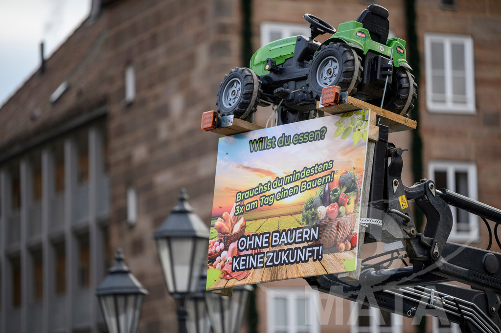 _DWA4391 | Bauerndemo gegen Agrarpolitik der Bundesregierung  auf dem Straße Obstmarkt und Hauptmarkt . Nürnberg, 08.01.2024 - Realisiert mit Pictrs.com