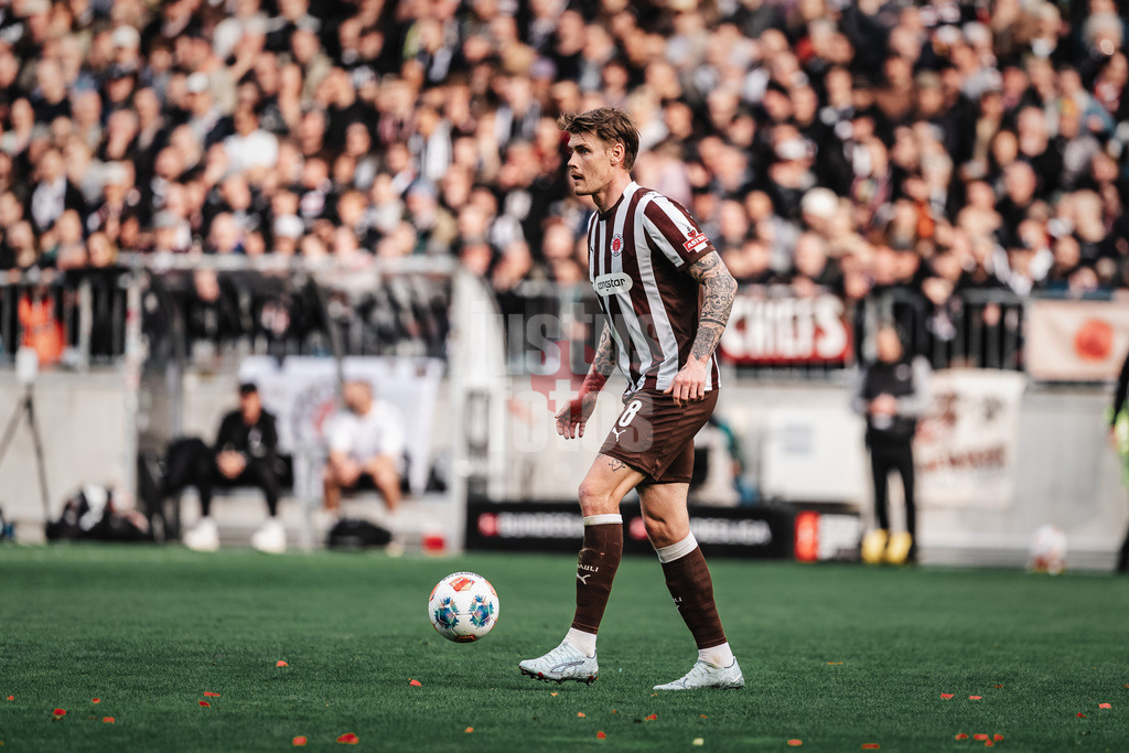 Fußball | Männer | Saison 2025/2026  | Fußball-Bundesliga | 25. Spieltag | FC St. Pauli vs. Eintracht Frankfurt | 08.03.2026 | Eric Smith (#8, FC St. Pauli)