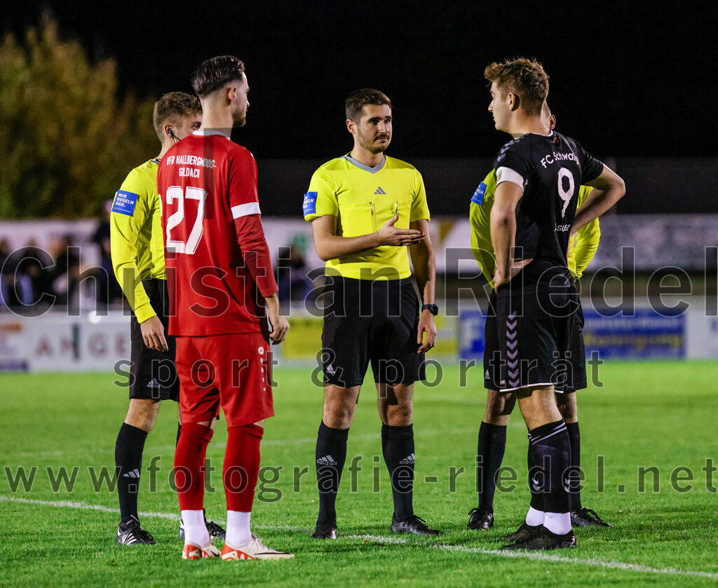 2023-10-27_015_VfB_Hallbergmoos_gegen_FC_Schwaig | Hallbergmoos, Deutschland, 27.10.2023:
Fußball, Landesliga Südost 2023 / 2024, 18. Spieltag, VfB Hallbergmoos gegen FC Schwaig, Endergebnis: 2:3

Christoph Mömkes (VfB Hallbergmoos, #27), Schiedsrichter Fabian Buechner, Raffael Ascher (FC Schwaig, #9)

Foto: Christian Riedel / fotografie-riedel.net