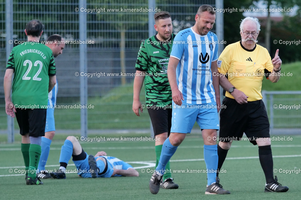 Fußball Kreispokal 25/26 Ü 32 : Spiel um Platz 3 : SV 08/29 Friedrichsfeld - SV Ringenberg AH  2 : 1 | Fußball Kreispokal 25/26 Ü 32 : Spiel um Platz 3 : SV 08/29 Friedrichsfeld - SV Ringenberg AH  2 : 1Spielort : Voerde Friedrichsfeld - Realisiert mit Pictrs.com