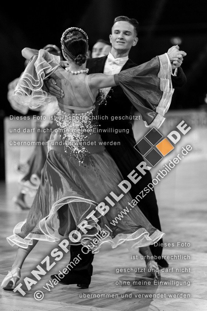 20251206-00504 | Hier finden Sie Tanz Bilder vom Latein und Standard Formationen tanzen. Sportbilder vom Tanzsport. Schöne Fotos und von Weltmeisterschaft, Europameisterschaft, Bundesliga, Regionalliga, Oberliga und Landesliga sowie von GOC Stuttgart, DanceComp, WM Bremen