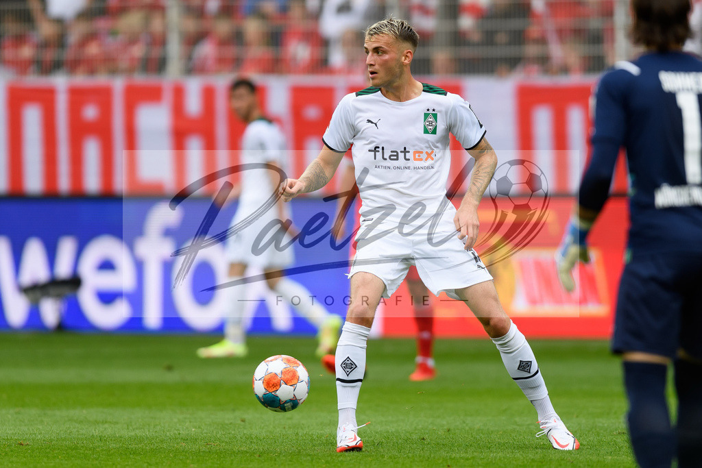 FCUBMG20210829_160 | Fussball, Herren: Jordan Beyer (Borussia Moenchengladbach) in Aktion, am Ball, Einzelaktion beim Spiel der 1. Bundesliga zwischen 1. FC Union Berlin und Borussia Moenchengladbach im Stadion An der Alten Foersterei am 29.08.2021 in Berlin, Deutschland. - Realisiert mit Pictrs.com