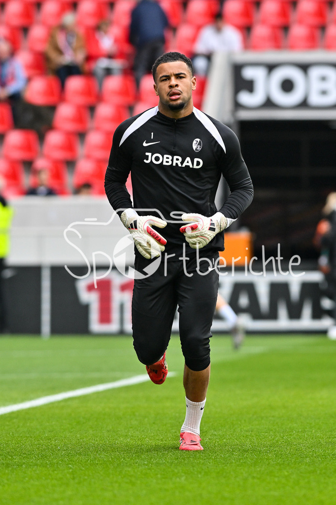 SC Freiburg - FC Bayern München | FREIBURG, GERMANY - 04. APRIL: im Bild Noah ATUBOLU (SC Freiburg 1) beim warmup vor dem Match zwischen dem SV Wacker Burghausen und den Amateuren des FC Bayern München am 26. Spieltag der Regionalliga Bayern im Flatbuy Stadion / Einzelfoto / Freisteller während dem Bundesligamatch zwischen dem SC Freiburg und dem FC Bayern München am 28. Spieltag im Europa-Park Stadion